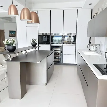 Luxurious 3-bedroom With Stunning Sea View Daire